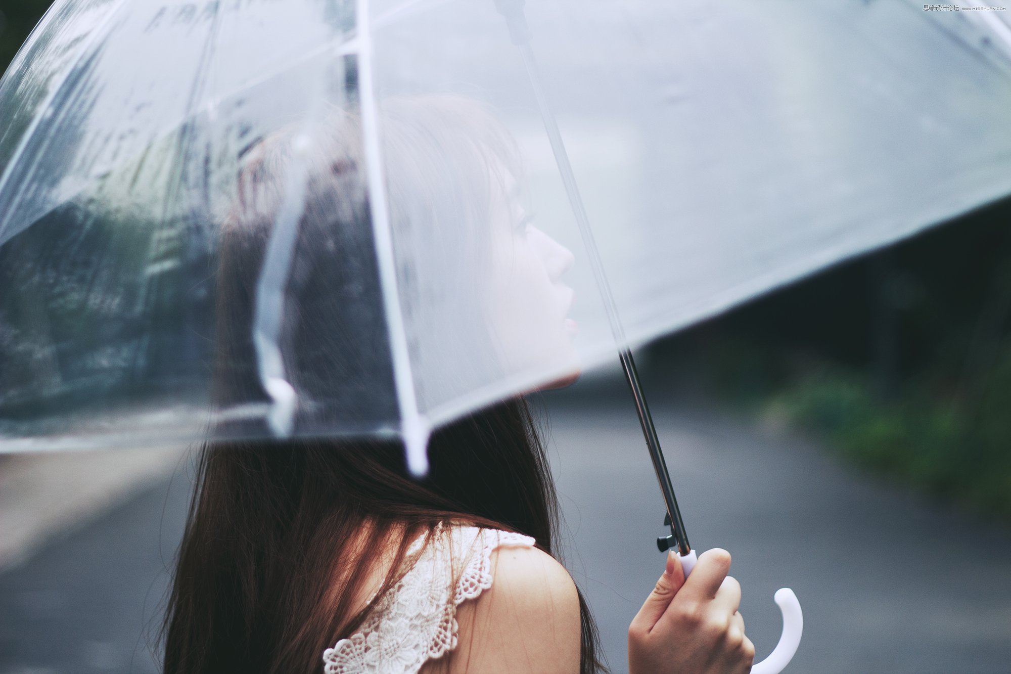 PS调出外景雨季人像照片清新艺术效果