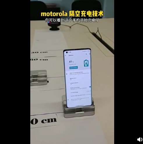 摩托罗拉隔空充电技术演示视频