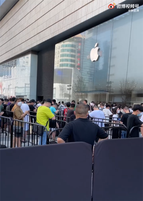 现场排队人数爆满！湖南首家Apple Store今日开业