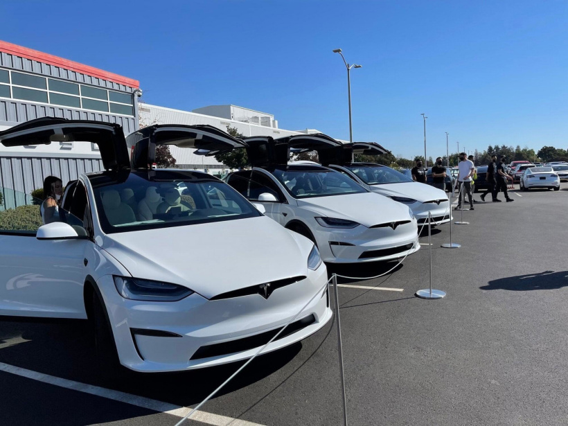 特斯拉新款 Model X 今日交付，带来全新内饰设计