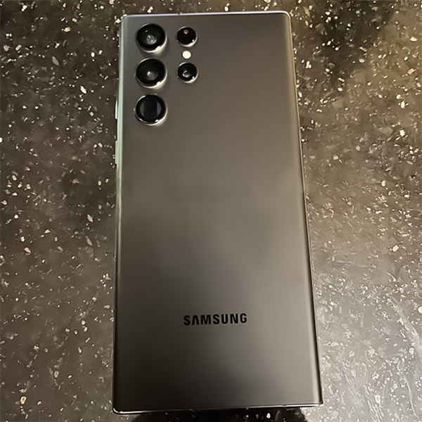 三星最强机皇！Galaxy S22 Ultra镜头膜神似“菜刀”：极具辨识度