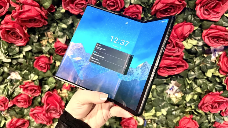 TCL 推出两款概念手机：折叠屏 + 卷轴屏合二为一